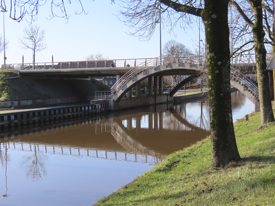 908515 Gezicht op de Langerakbrug over de Leidsche Rijn te De Meern (gemeente Utrecht), met op de voorgrond een ...
